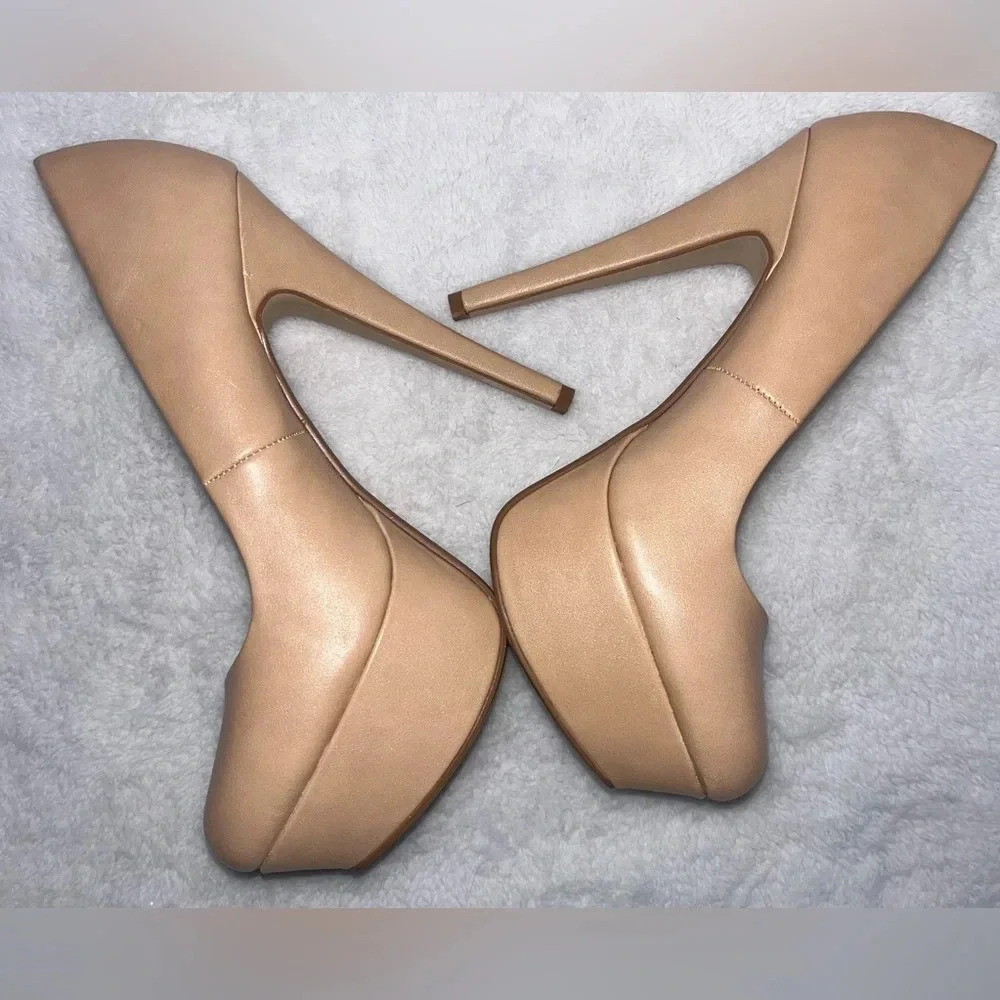 Anne Michelle Cream-Colored Closed-Toe Pumps – Size 8.5